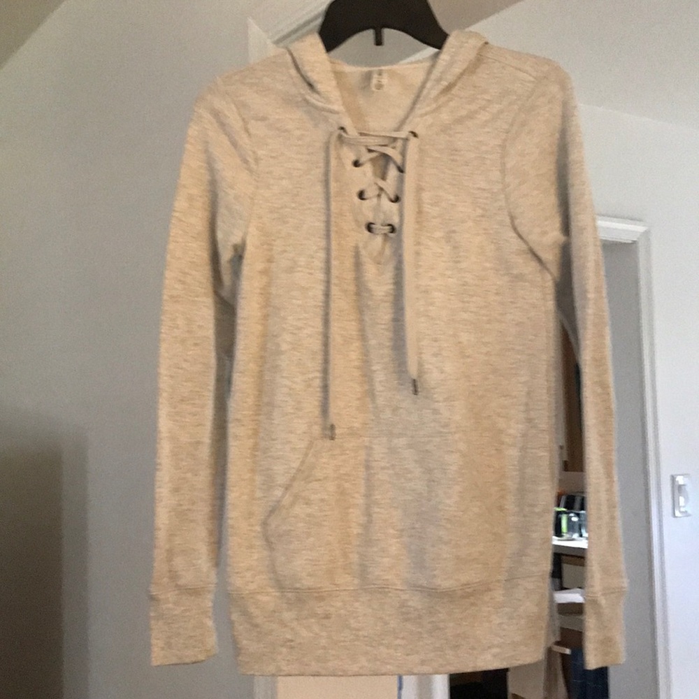 Women’s hooded sweater.